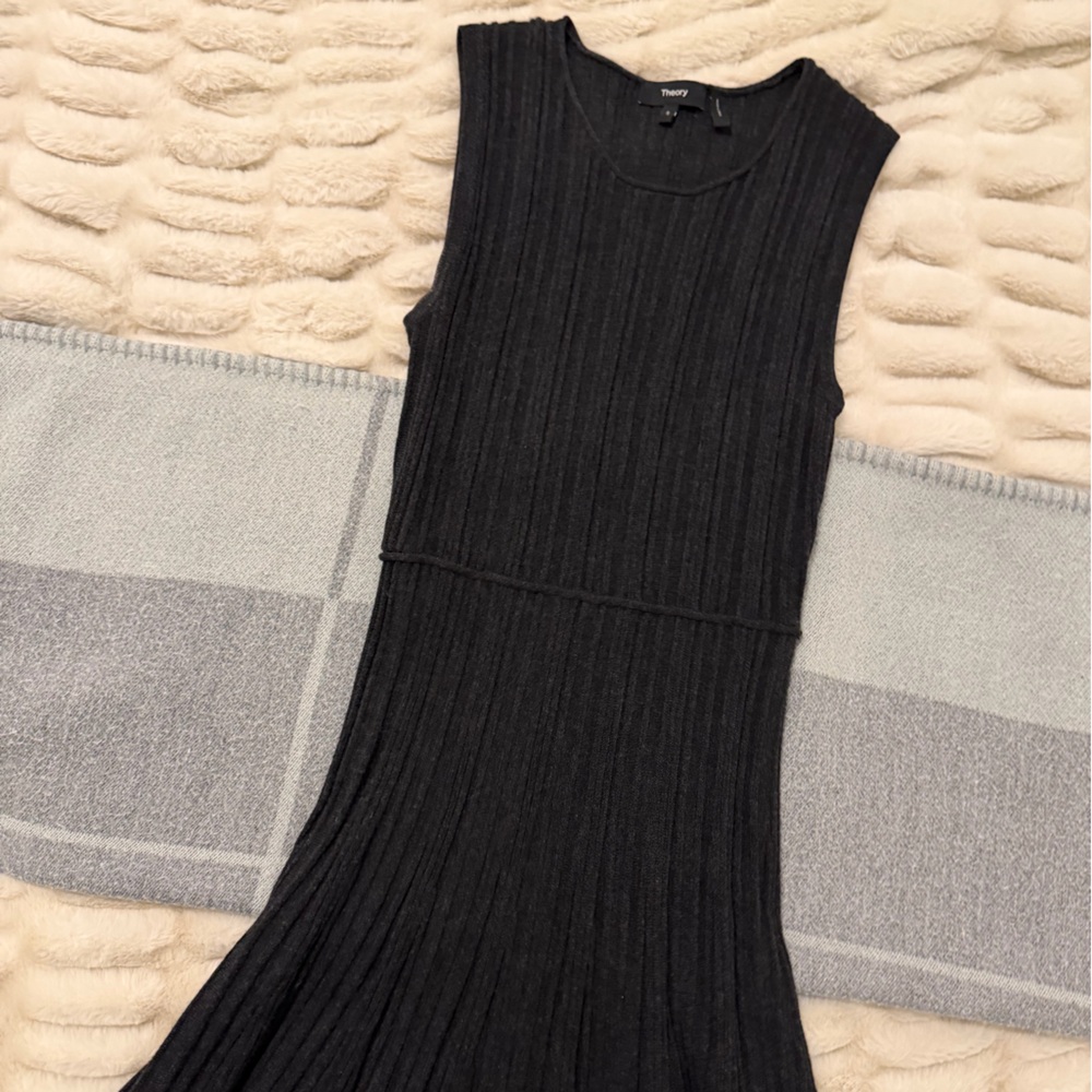 Theory Charcoal Ribbed Knit Top - Picture 2 of 5